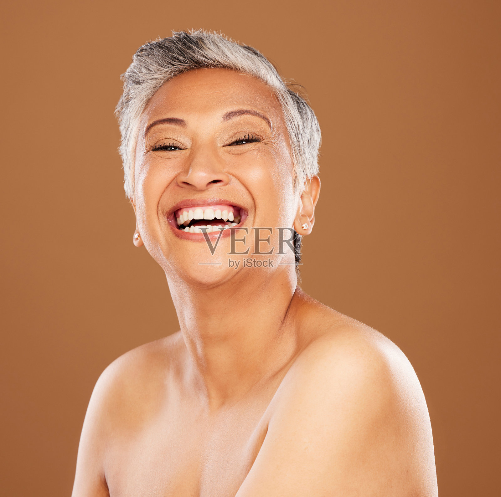 高级，女性和美女微笑肖像护肤，皮肤健康和快乐美容面部光泽。笑口常开，笑口常开，老人脸上处理着模特自豪的皱纹和身体照片摄影图片