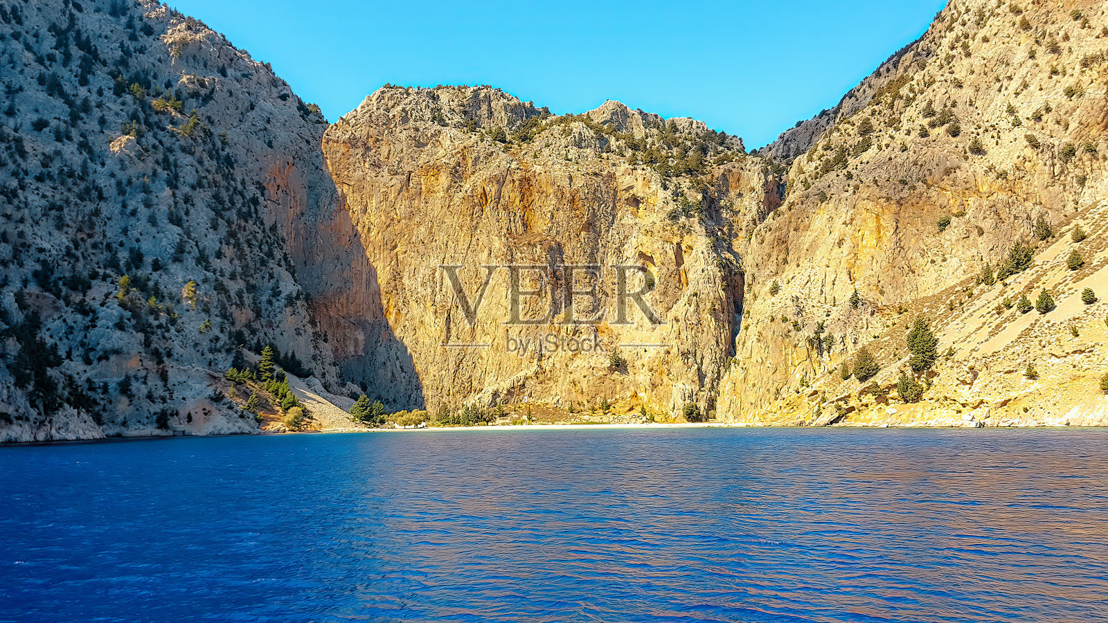 希腊的悬崖、海滩和大海照片摄影图片