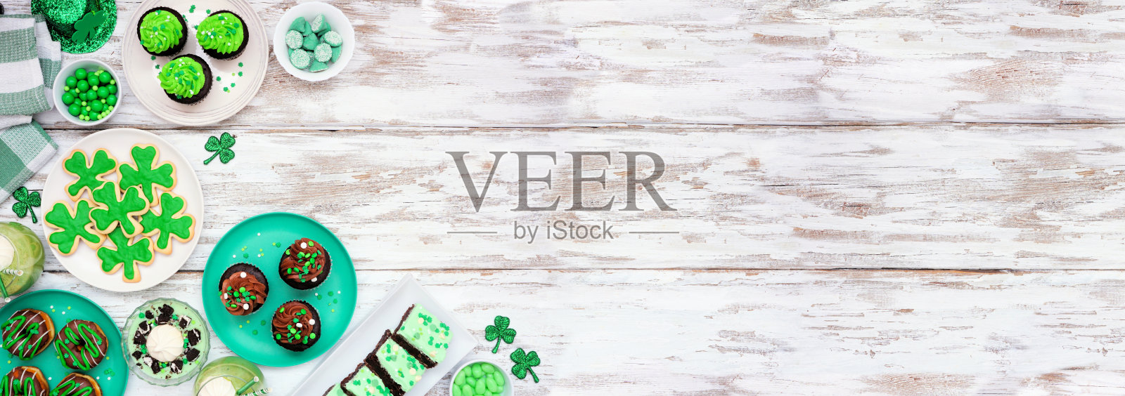 圣帕特里克节甜点角边界与白色的木质横幅背景照片摄影图片