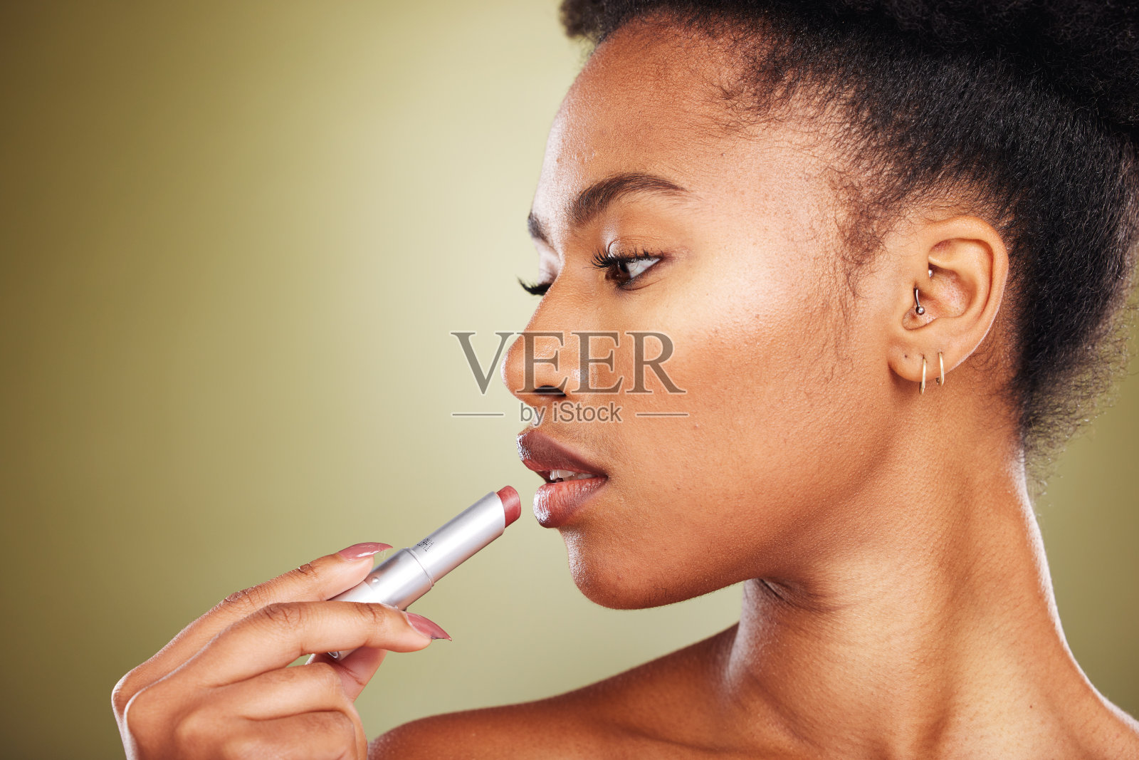 口红，美容和黑人女性与化妆品，化妆和面部营销，广告或促销空间的工作室模型。年轻的护肤模型与嘴唇颜色产品化妆品在绿色背景照片摄影图片