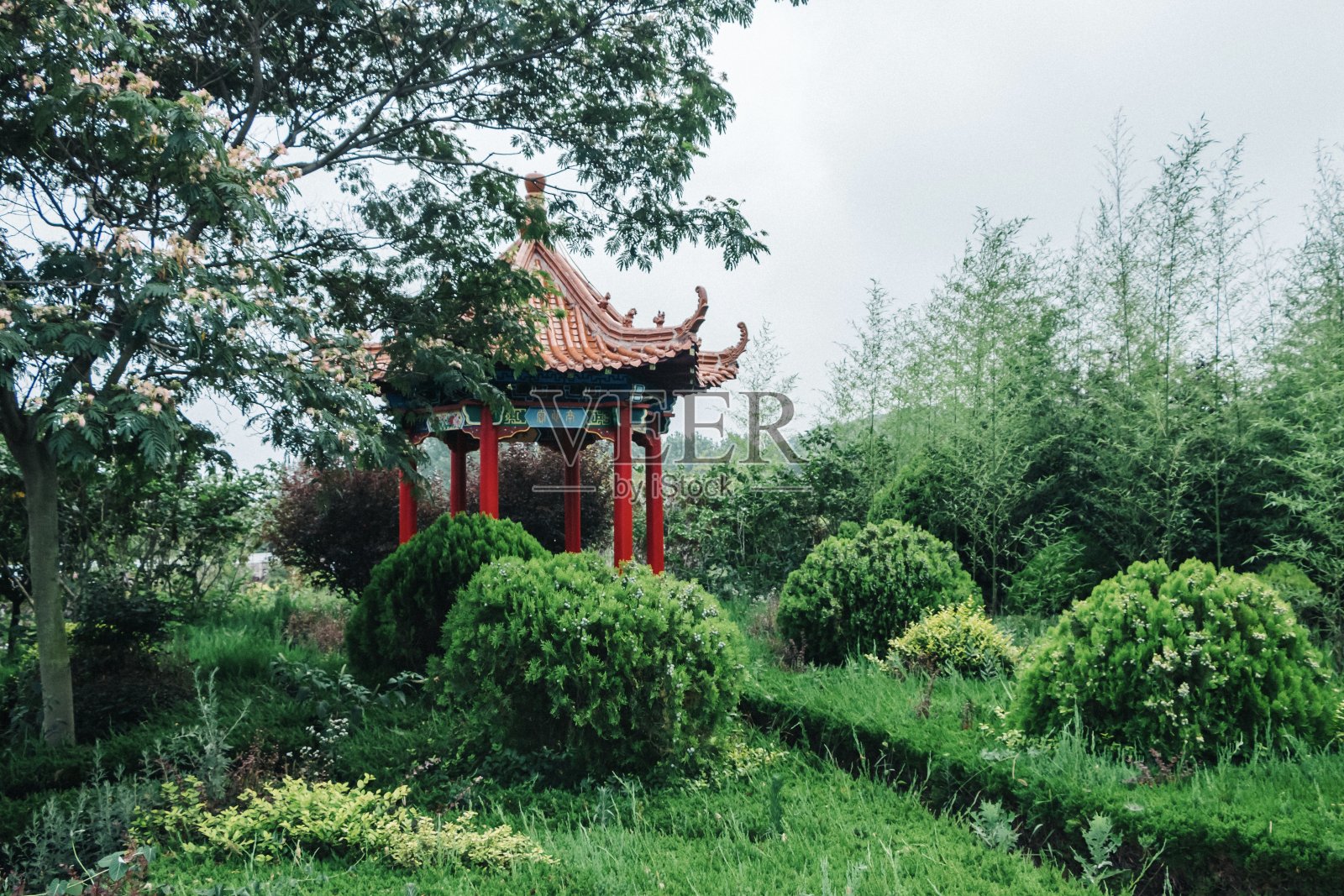 传统的中国凉亭在花园里照片摄影图片