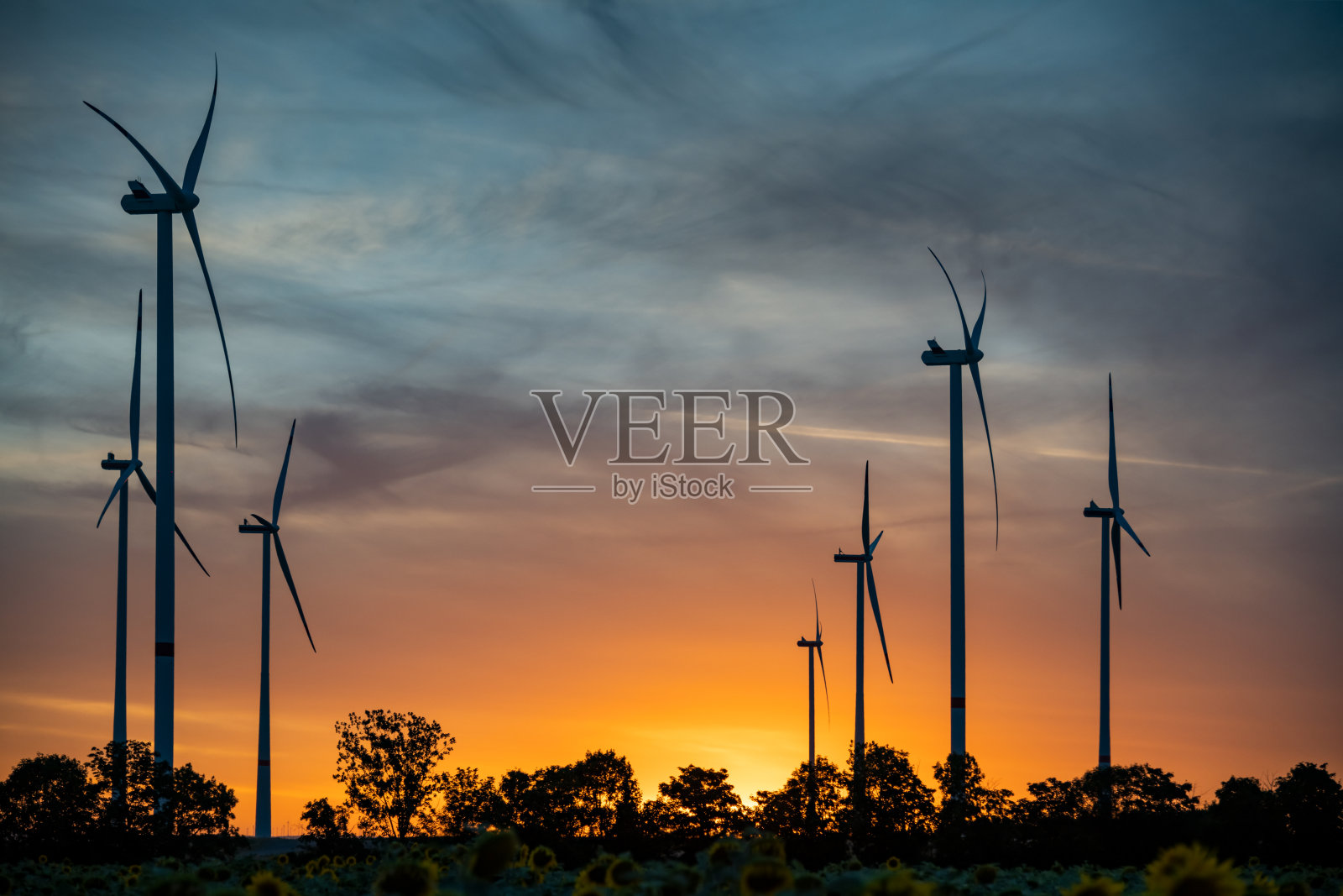 日落时的风力涡轮机照片摄影图片