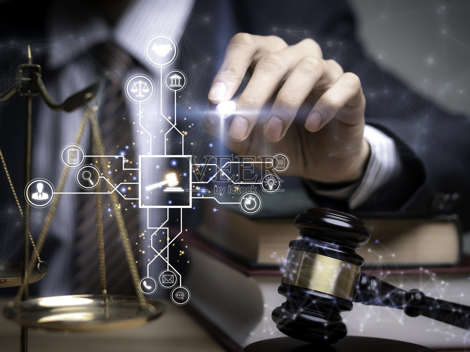 公正律师与法官法槌，西装革履的商人或律师在数字系统中聘请律师。法律、起诉、法律顾问、诉讼、侦探、调查、法律顾问照片摄影图片