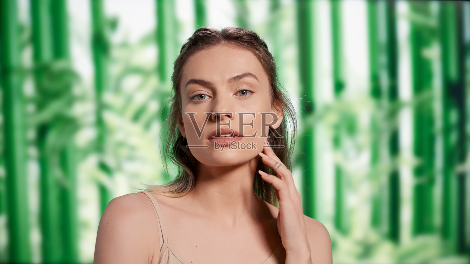 积极发光成人辐射裸露的皮肤照片摄影图片