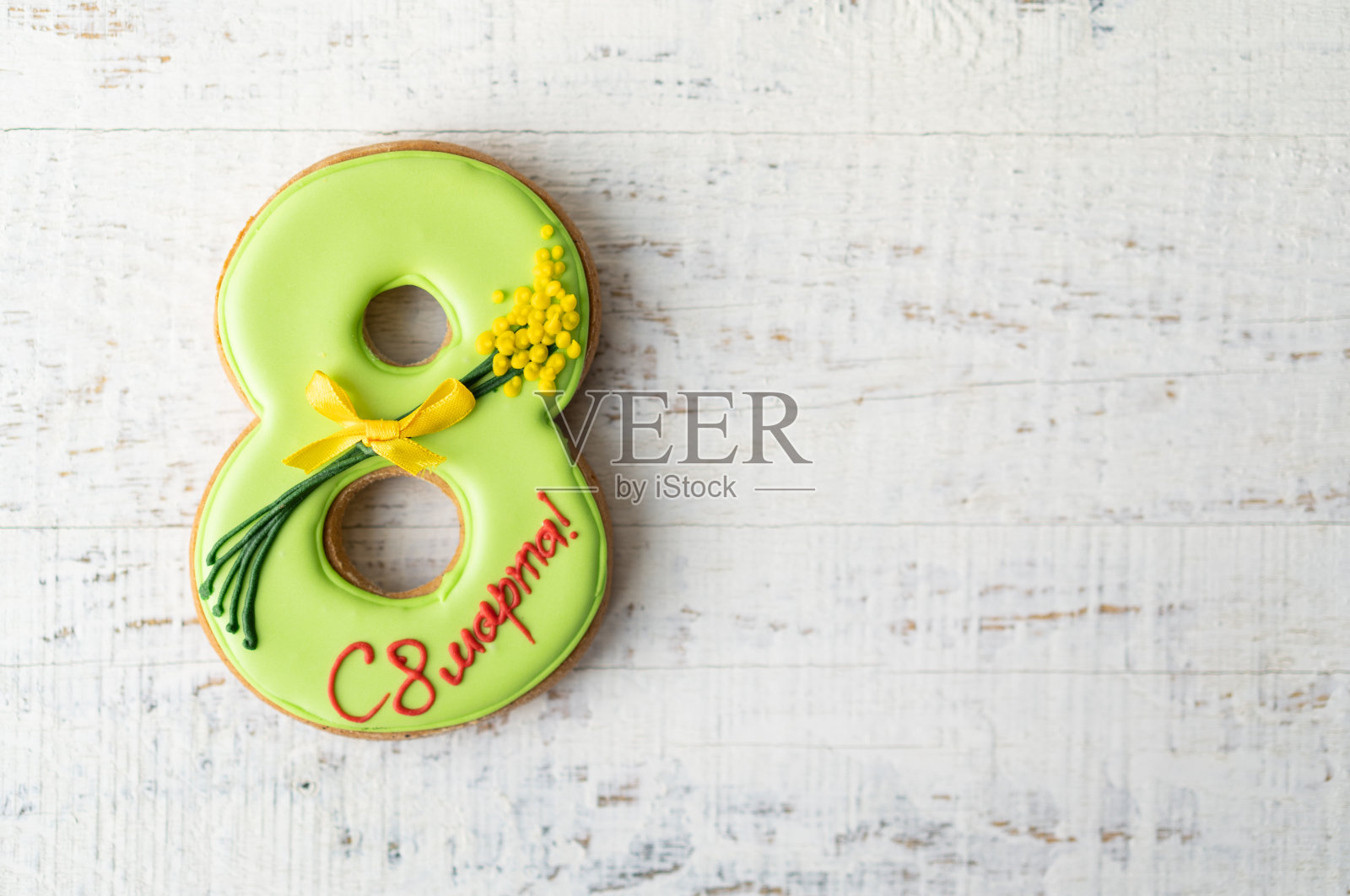 祝贺3月8日。木制背景上的8号姜饼照片摄影图片