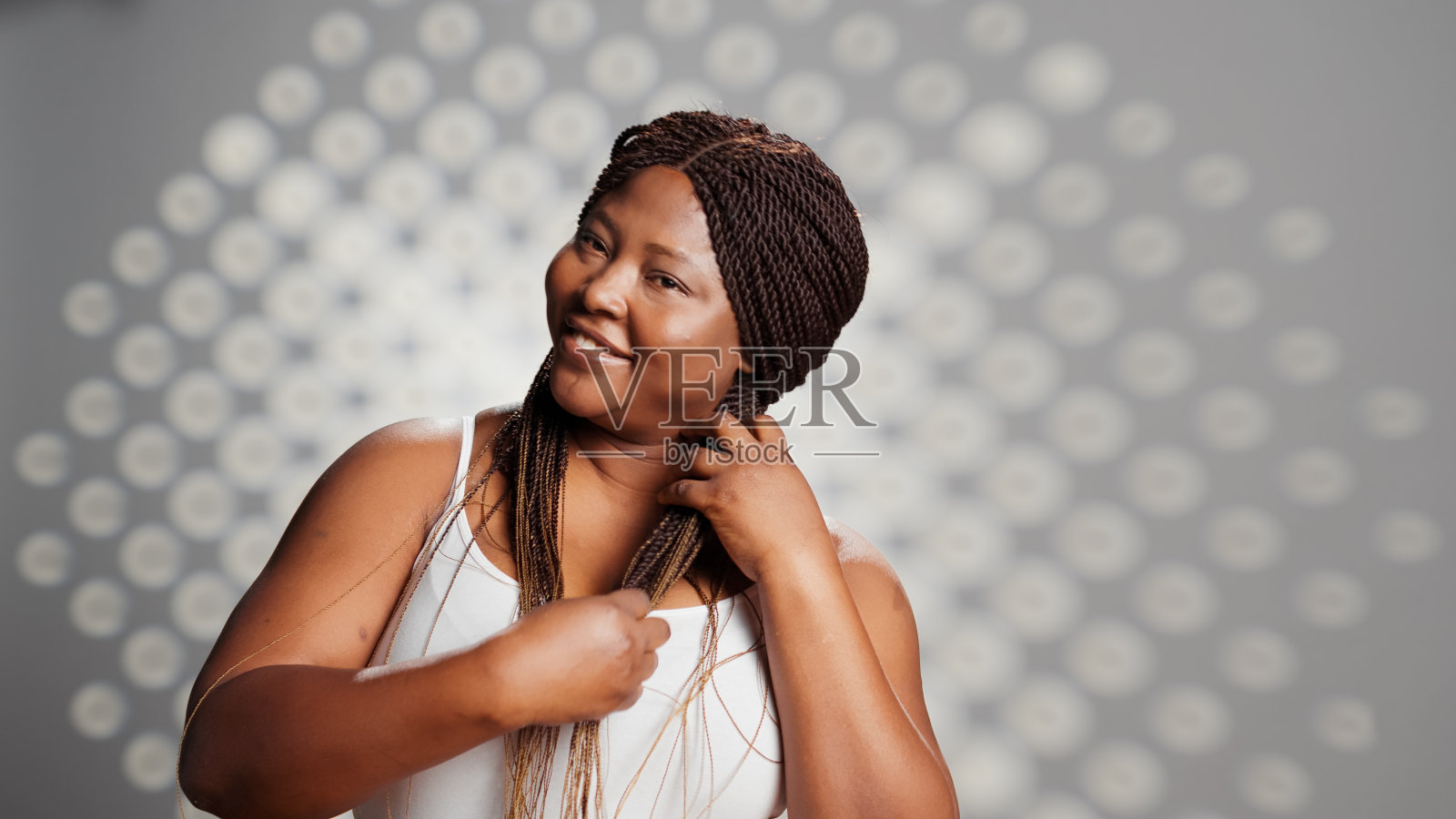 非裔美国女孩摆出温柔的姿势照片摄影图片