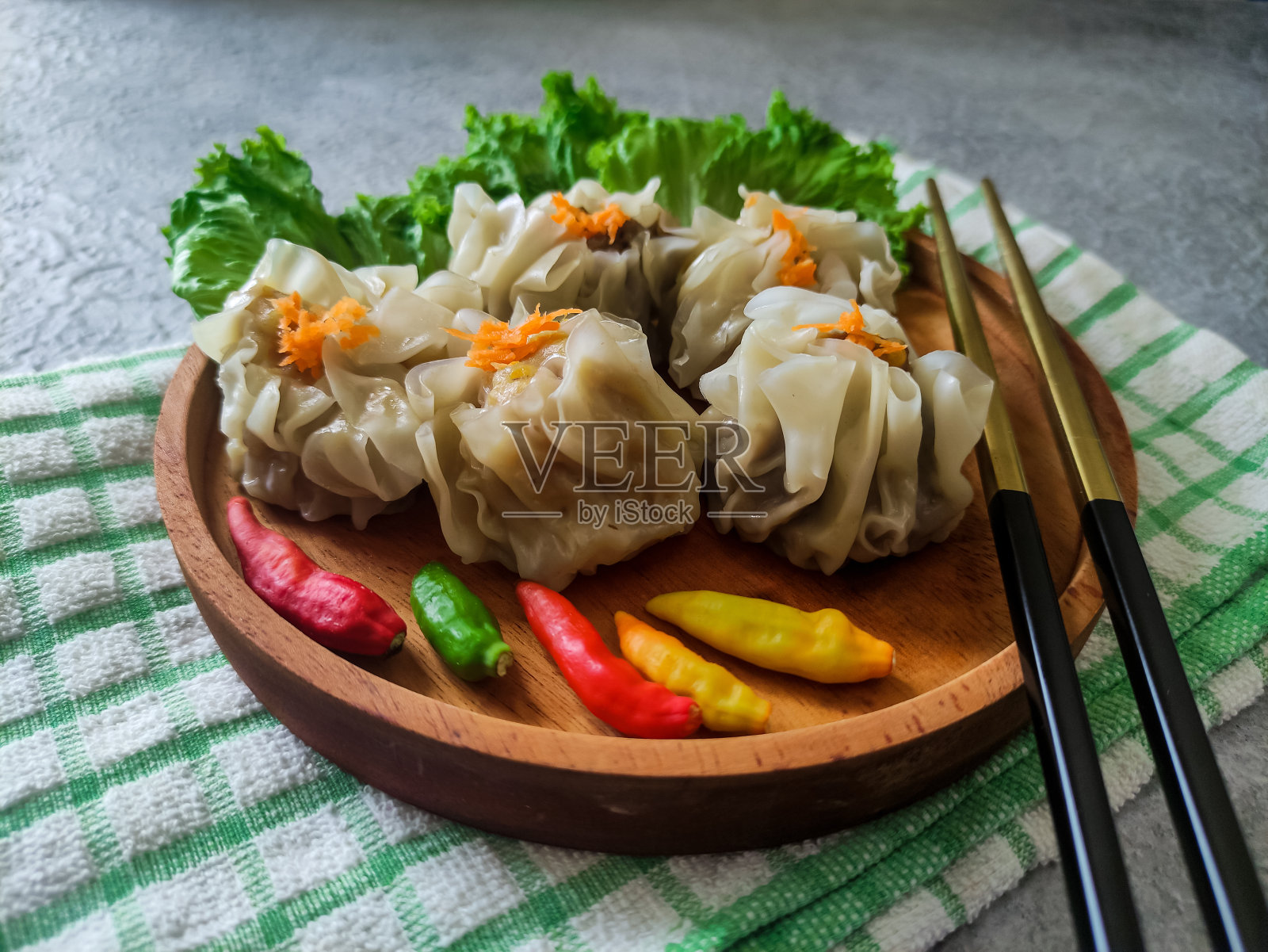 桌上盘子里食物的特写镜头照片摄影图片