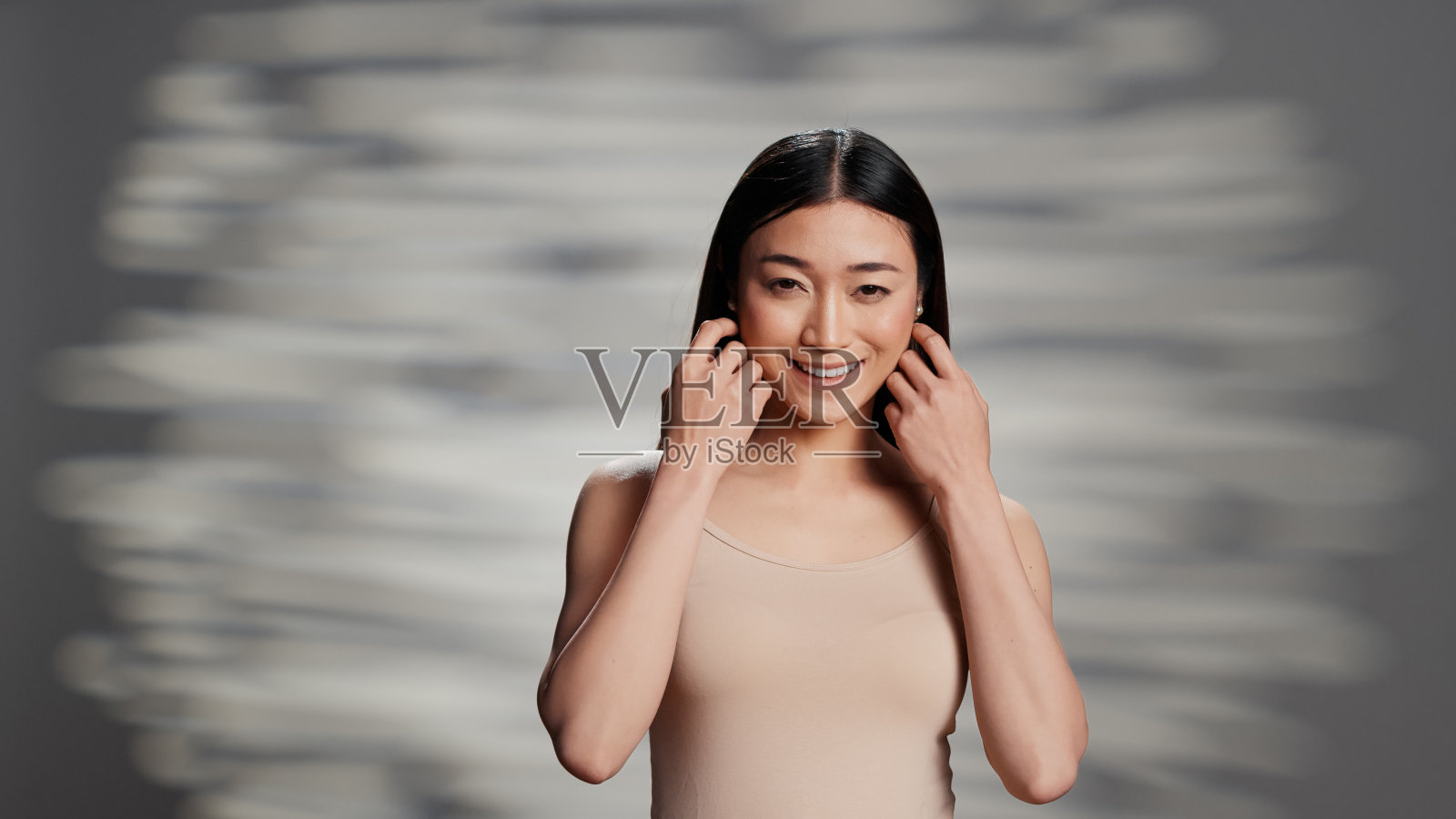 自然美模特裸露着皮肤在镜头前摆姿势照片摄影图片