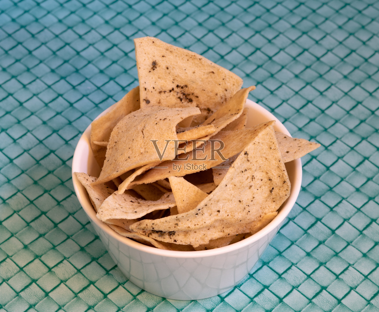 Totopos或Nachos或油炸玉米饼来准备典型的传统墨西哥食物。薯条在碗里。用玉米饼或玉米粉做成的零食，切成三角形楔形照片摄影图片