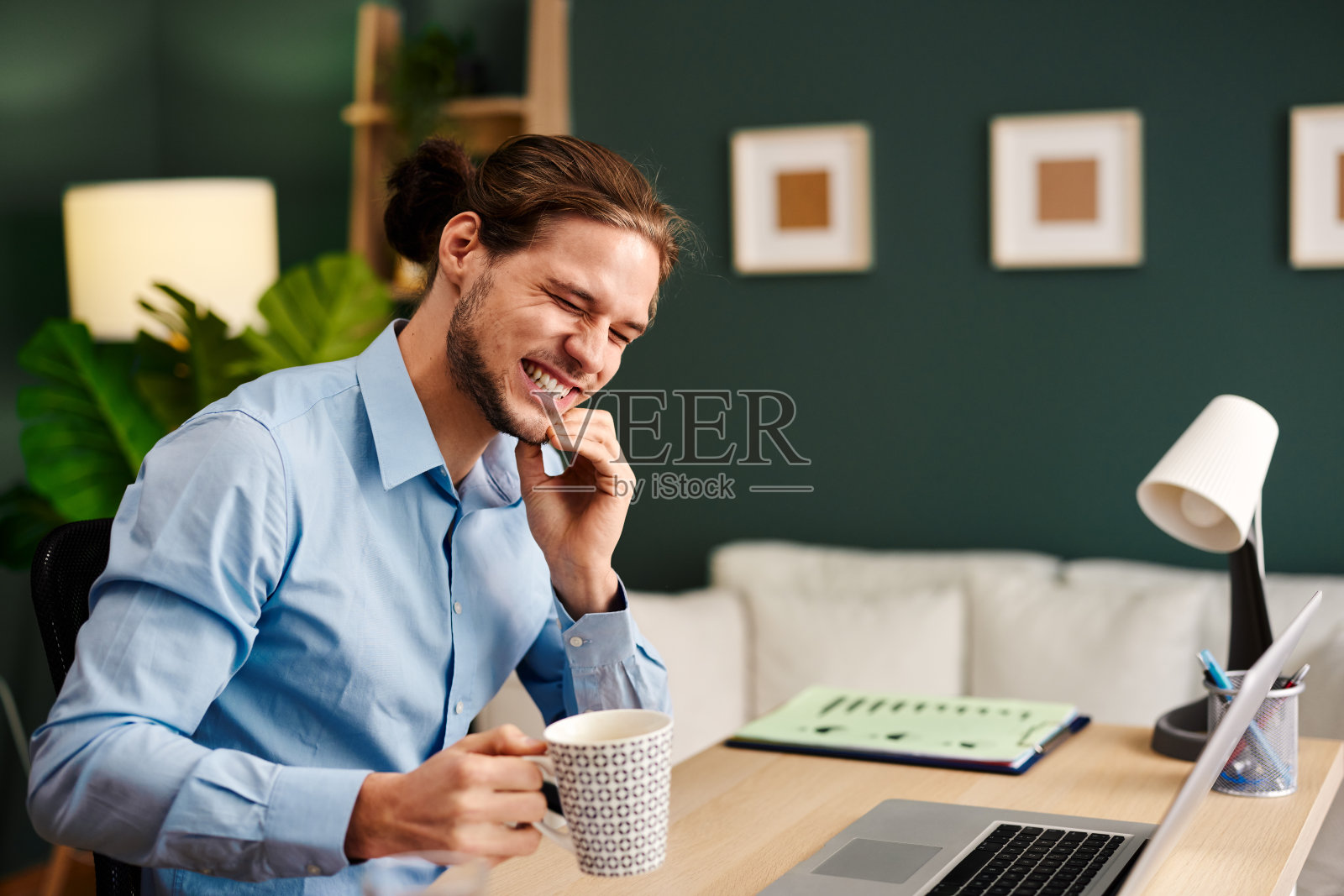 年轻人在办公室喝咖啡时牙痛照片摄影图片