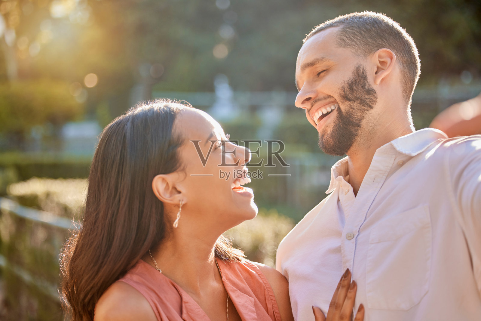 幸福的情侣，在公园，花园和阳光下自拍和爱，在户外一起度过美好的时光和浪漫的约会。快乐的男人，微笑的女人和暑假，婚姻中的自由和承诺照片摄影图片