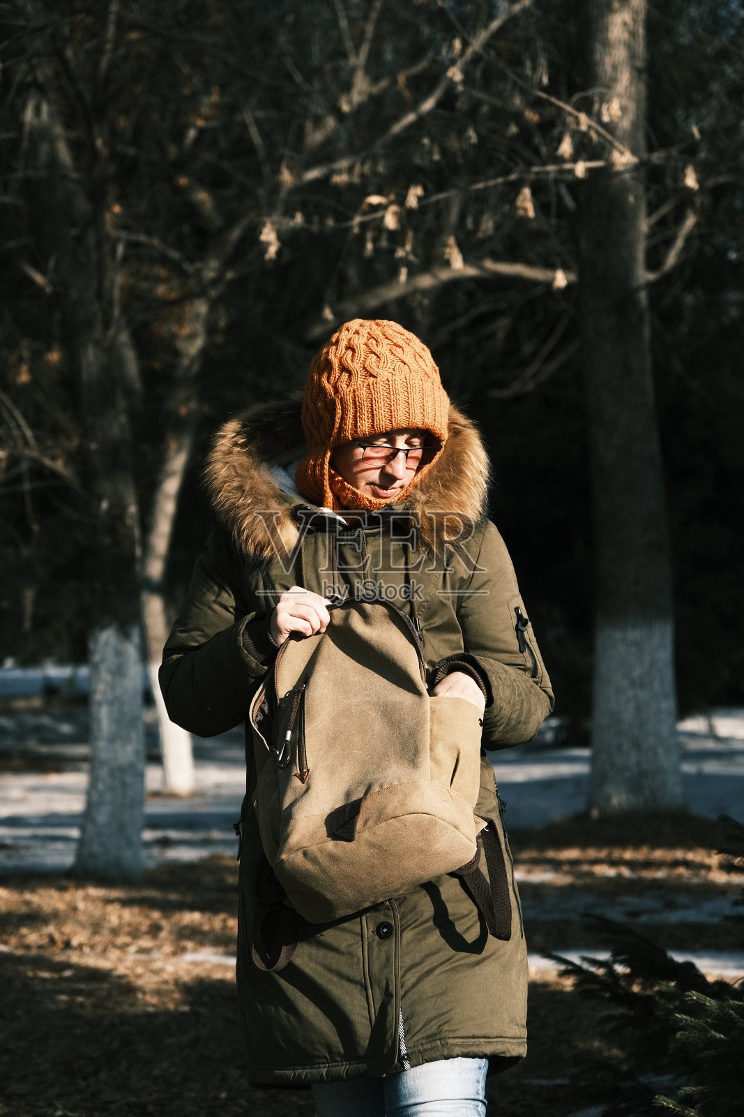 一个女人正在她的背包里找东西照片摄影图片