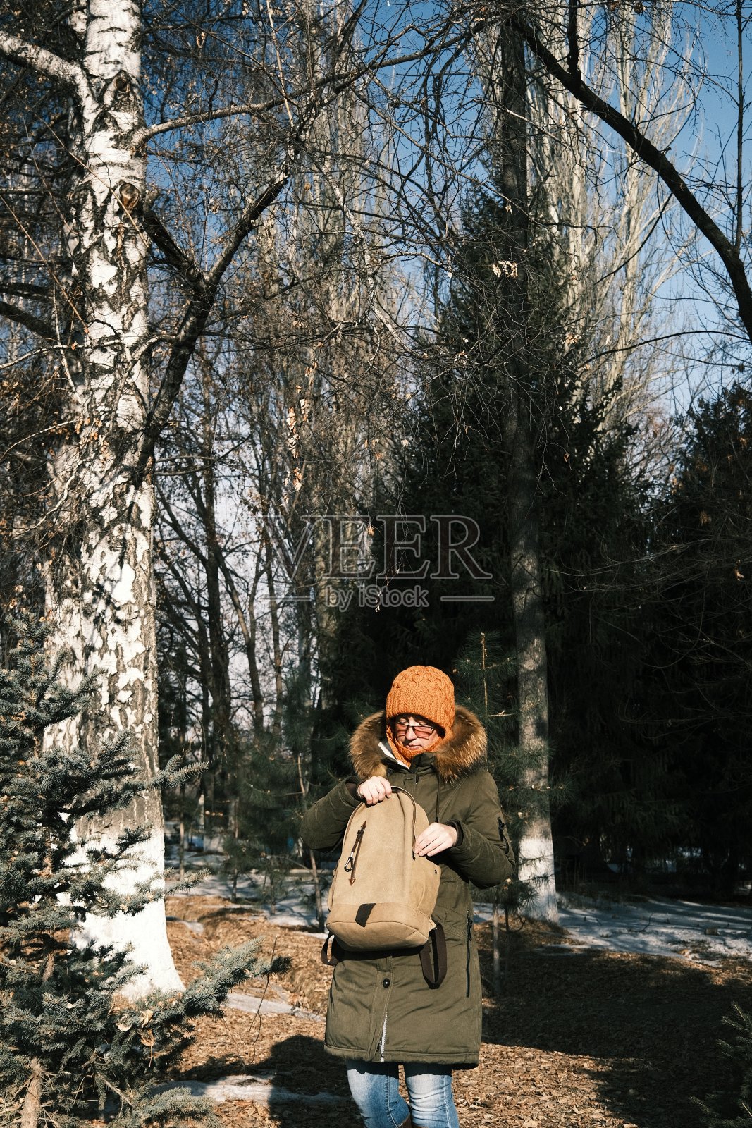 一个女人正在她的背包里找东西照片摄影图片