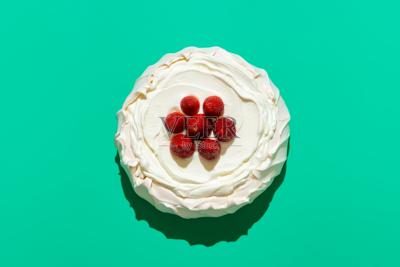 巴甫洛娃和草莓，上面的绿色背景。照片摄影图片