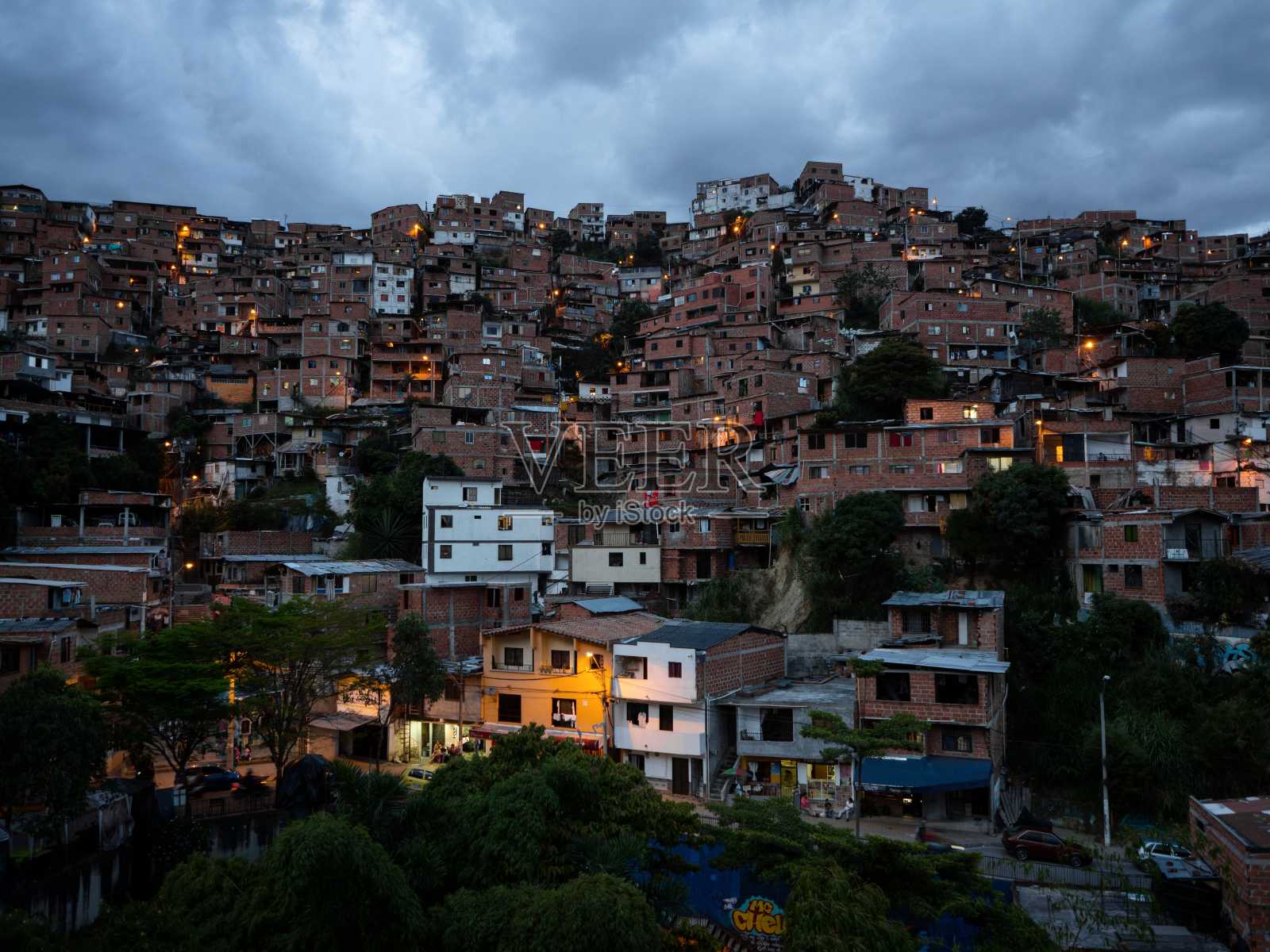 全景城市景观胡安二十三世社区在圣哈维尔科穆纳13哥伦比亚麦德林南美蓝色小时照片摄影图片