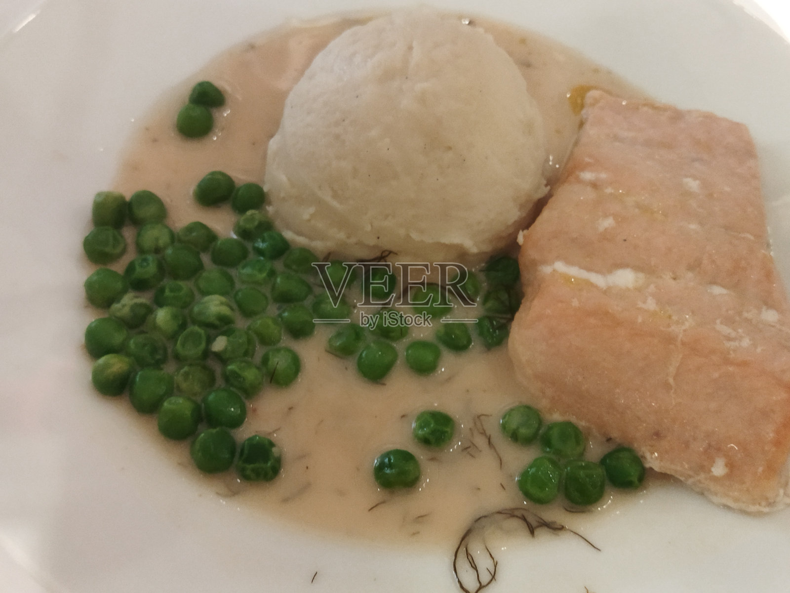 烤鲑鱼配土豆泥和豌豆照片摄影图片