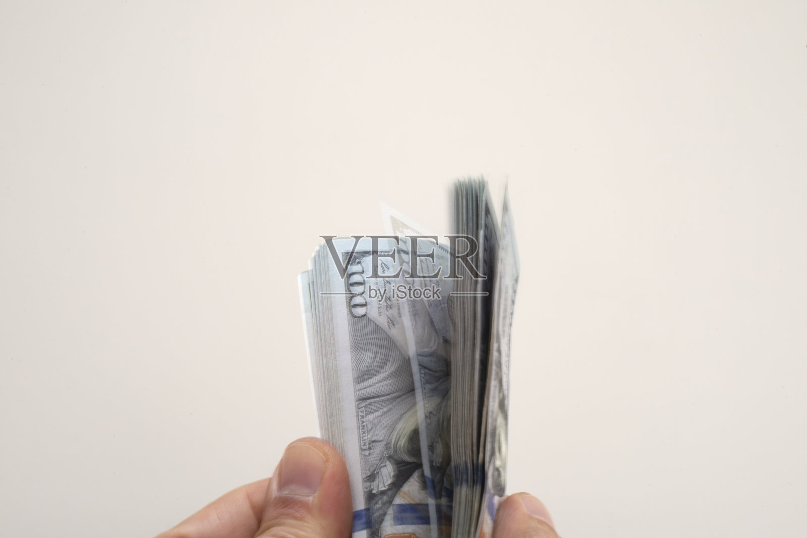 手里的钱照片摄影图片