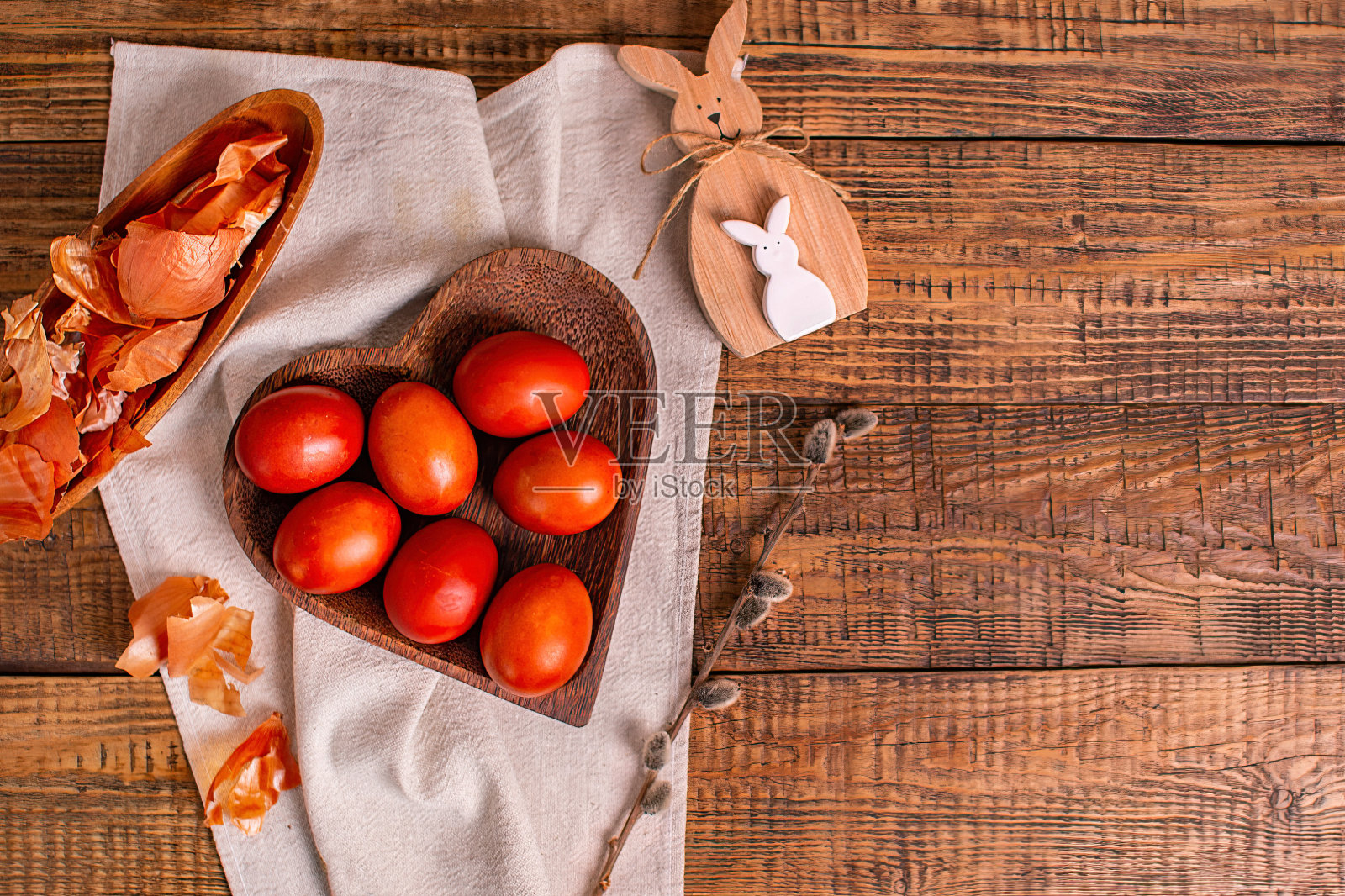 准备用天然产品庆祝复活节，画彩蛋。照片摄影图片