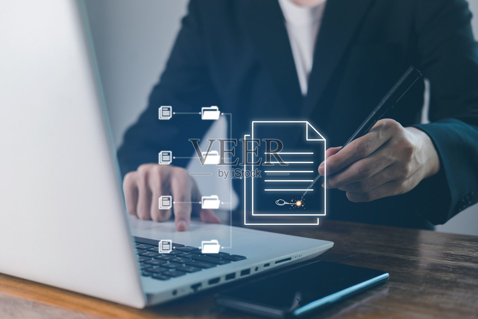 电子签名或电子签名。文件管理系统(DMS)。数字化在线文档数据库，无纸化办公。商人正在用笔记本(笔记本电脑)签名。照片摄影图片