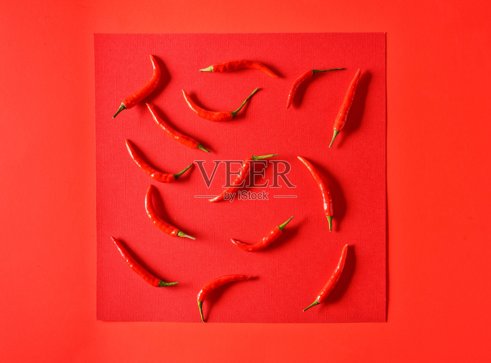 鲜红的辣椒，红色底色，平铺照片摄影图片