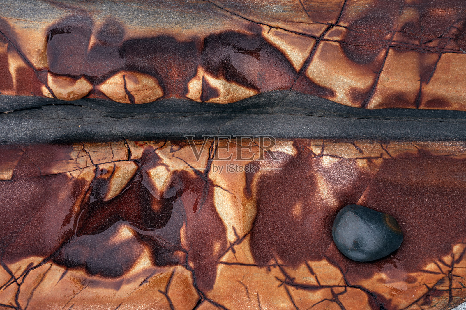 Natural rock texture of a colorful rock formations in Gueirúa beach (playa del Gueirua) in Asturias, north of Spain.照片摄影图片