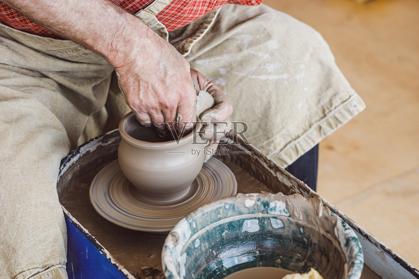 一个有趣的爱好是在制陶轮上摆弄粘土照片摄影图片