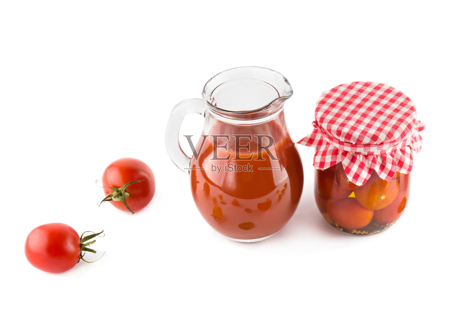 西红柿，果汁和罐头蔬菜隔离在白色上。照片摄影图片