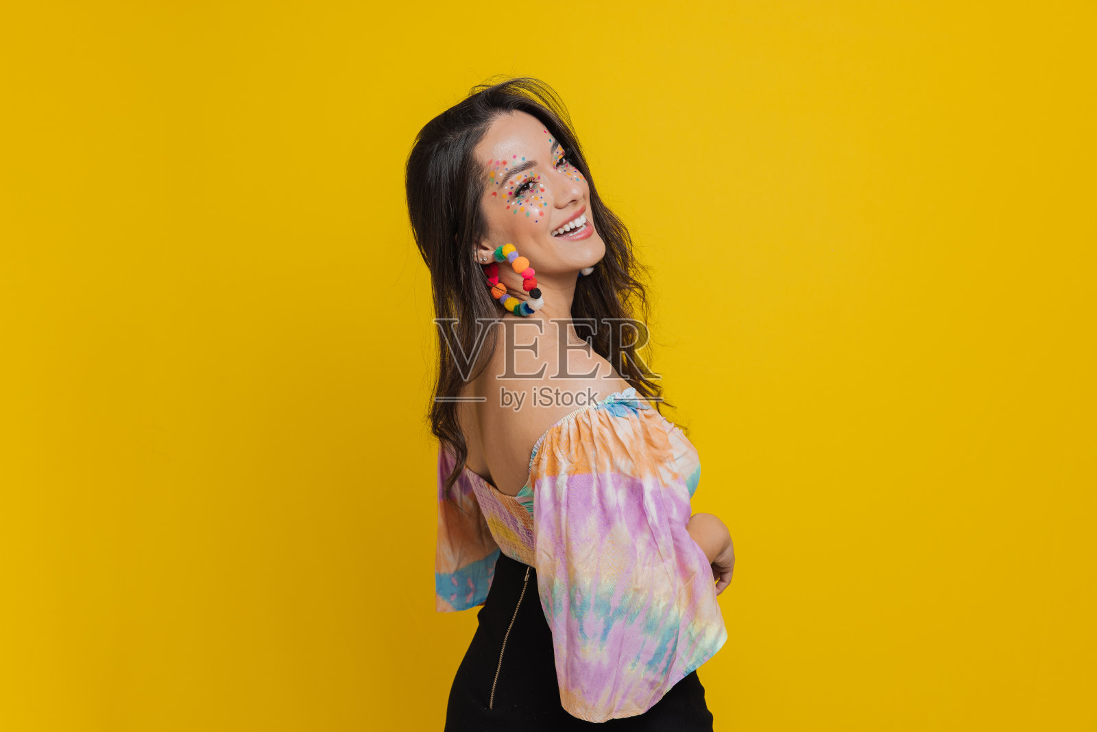 美丽的年轻女子穿着狂欢节服装照片摄影图片