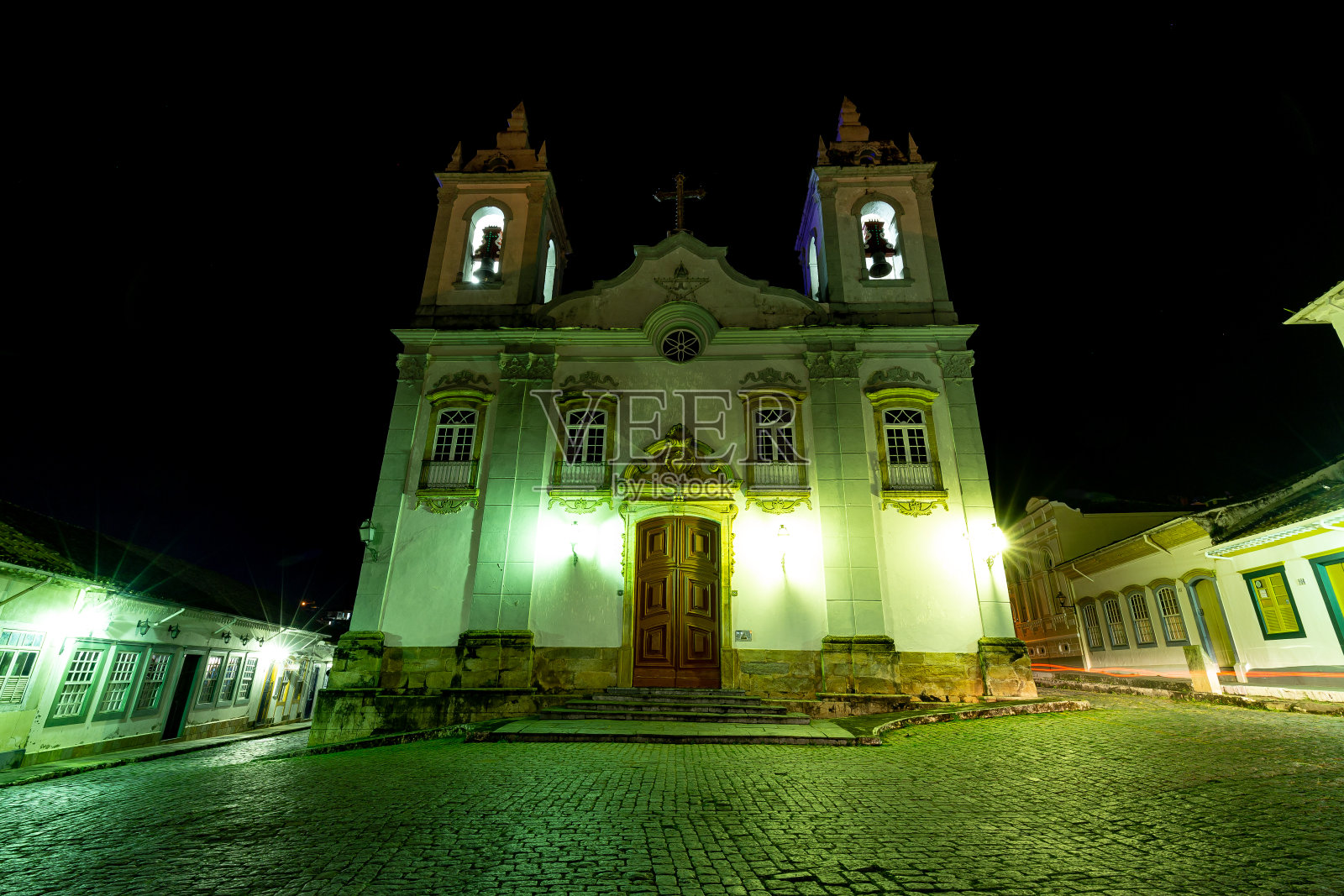 巴西米纳斯吉拉斯州圣若昂德尔雷：晚上罗萨里奥圣母教堂外墙的街景照片摄影图片