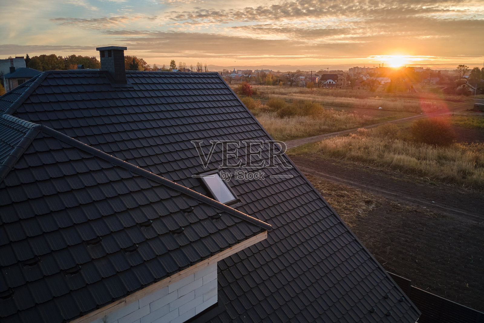 近距离的房子屋顶覆盖着陶瓷瓦。建筑的瓷砖覆盖物照片摄影图片