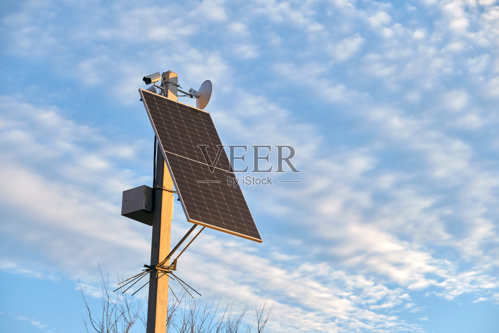 安装在城市电线杆上的太阳能光伏板，为路灯和监控摄像头供电照片摄影图片