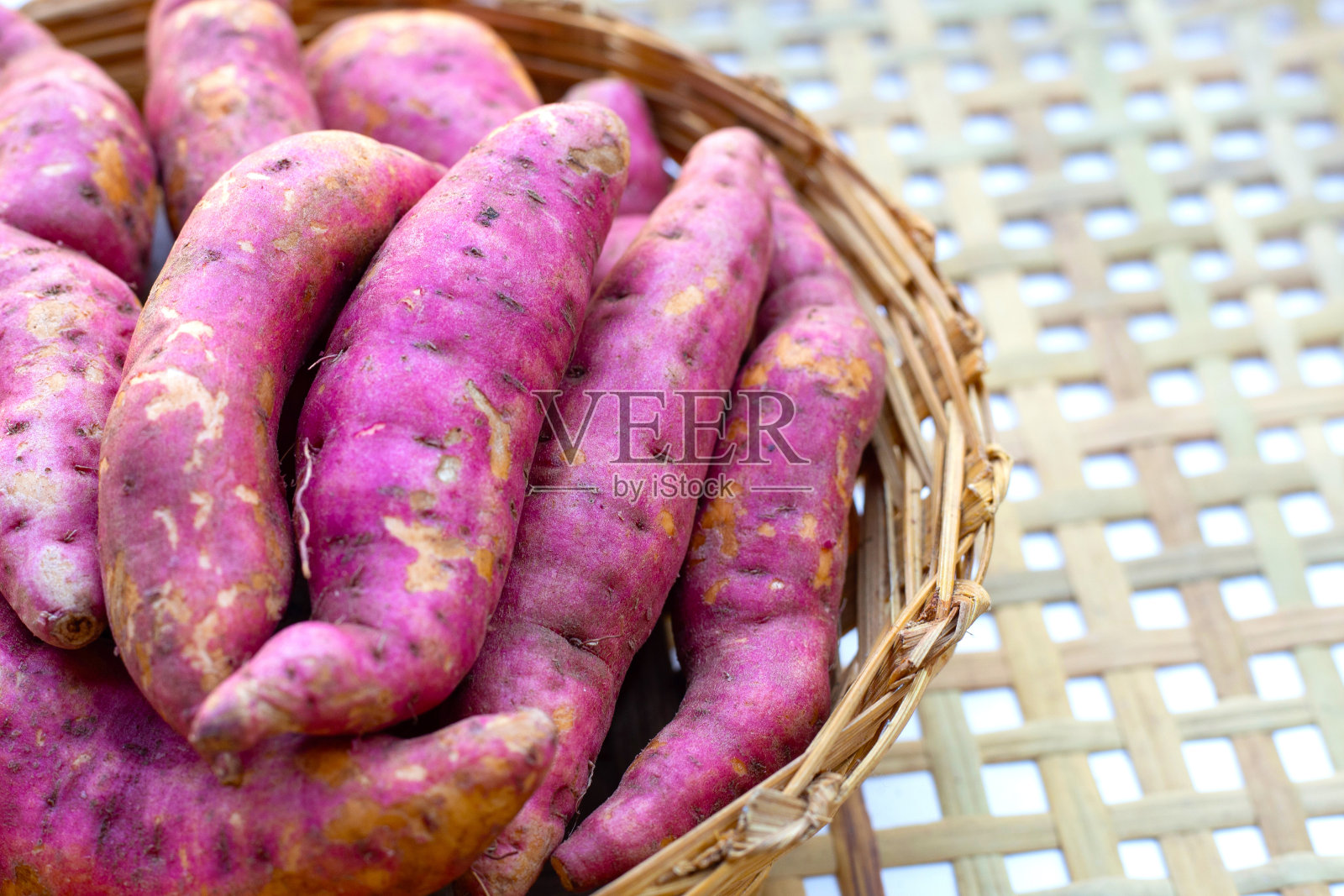 竹篮红薯照片摄影图片