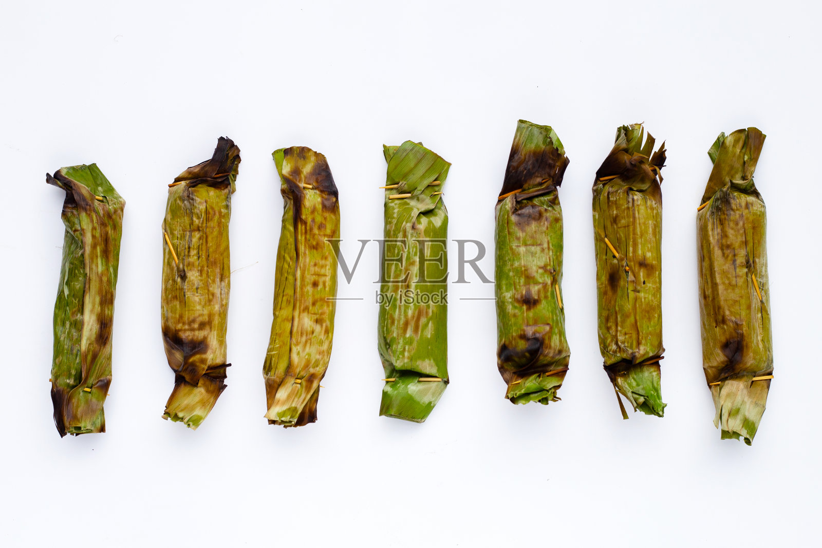 烤香蕉叶糯米饭配香蕉馅照片摄影图片