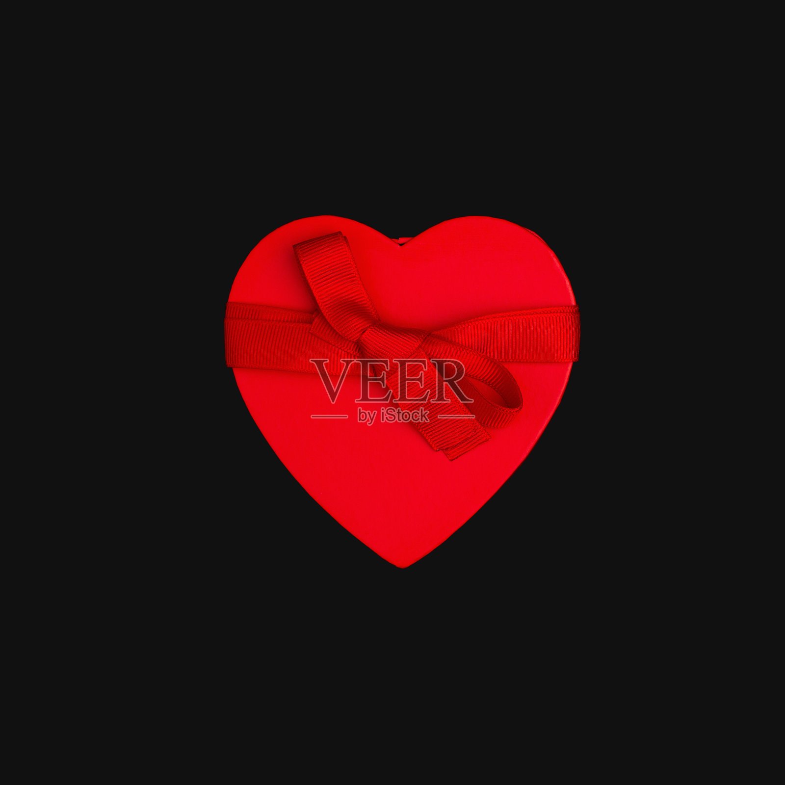 黑色背景的红色心形情人节礼盒照片摄影图片