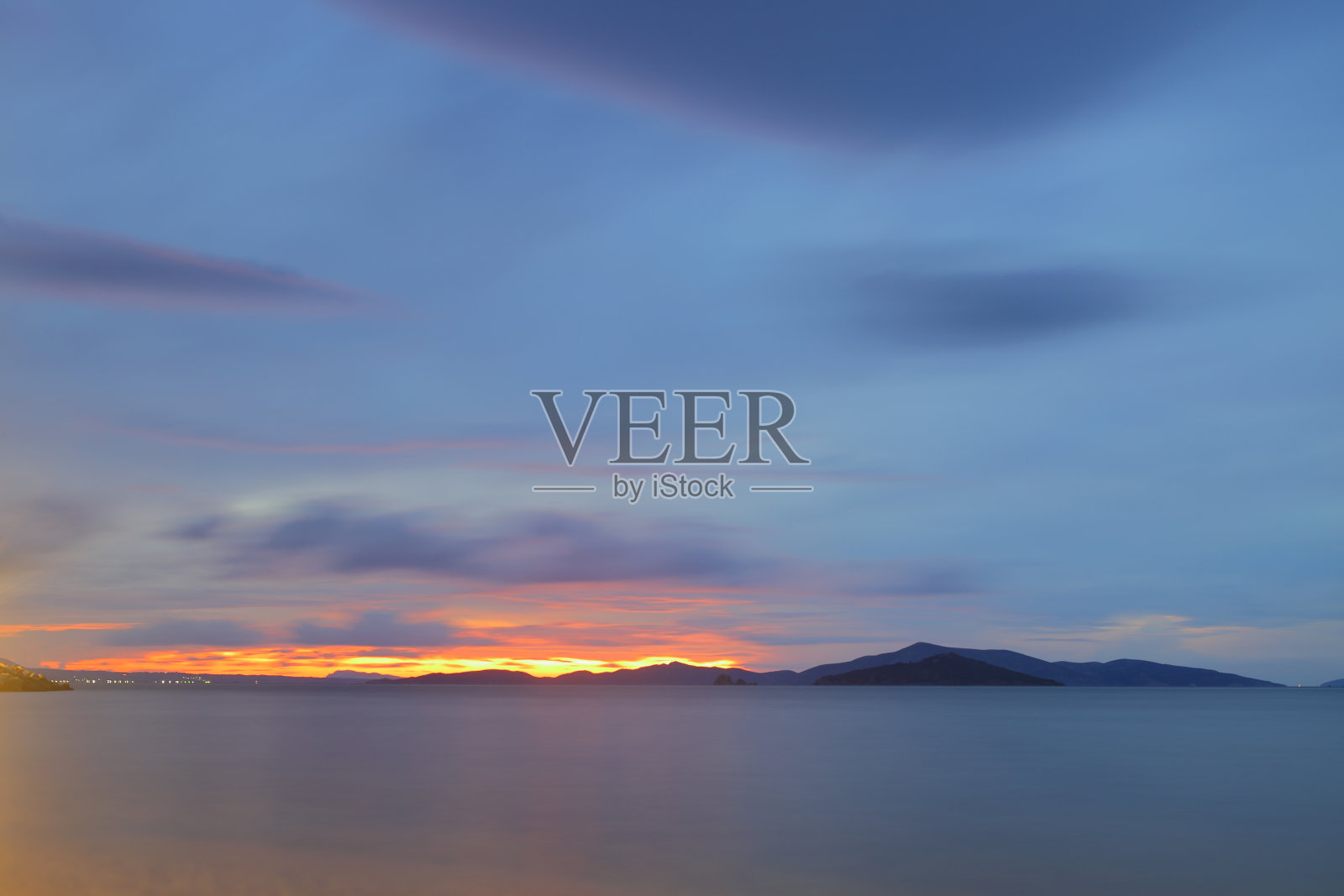 海滩上的日落。海边小镇Turgutreis和壮观的日落。有选择性的重点。照片摄影图片