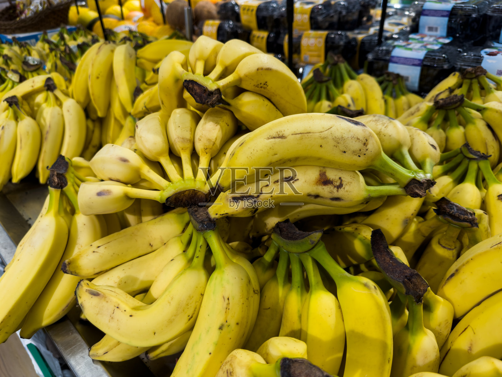 超市里成熟的香蕉。蔬菜和水果暴露供消费者选择。照片摄影图片