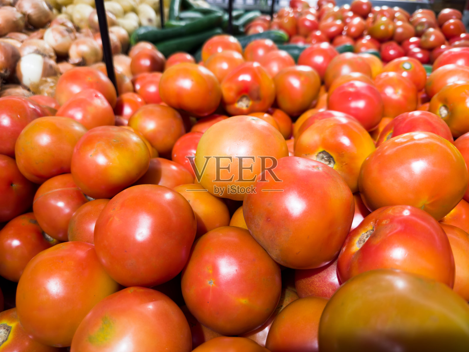 超市里的新鲜西红柿。蔬菜和水果暴露供消费者选择照片摄影图片