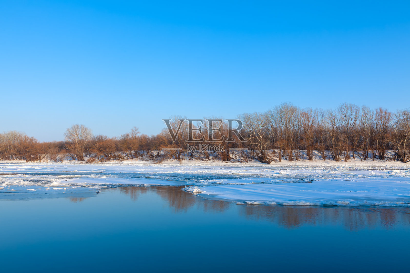 结冰的河面上的冰正在融化照片摄影图片