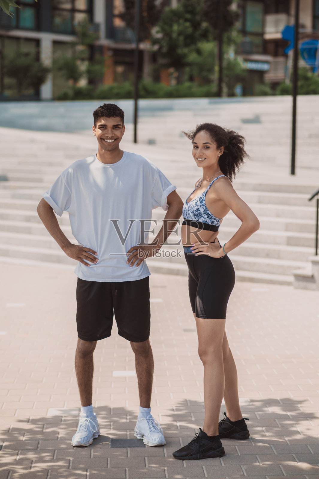 两个快乐的非裔美国运动员站在户外照片摄影图片