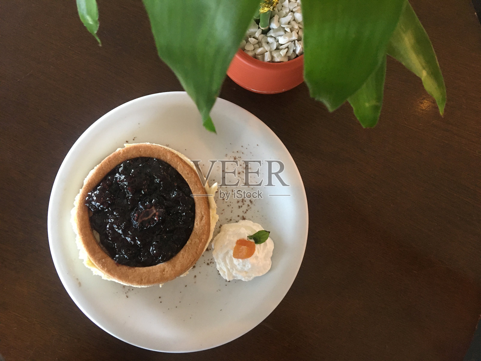 美味的黑莓芝士蛋糕配鲜奶油特写。照片摄影图片