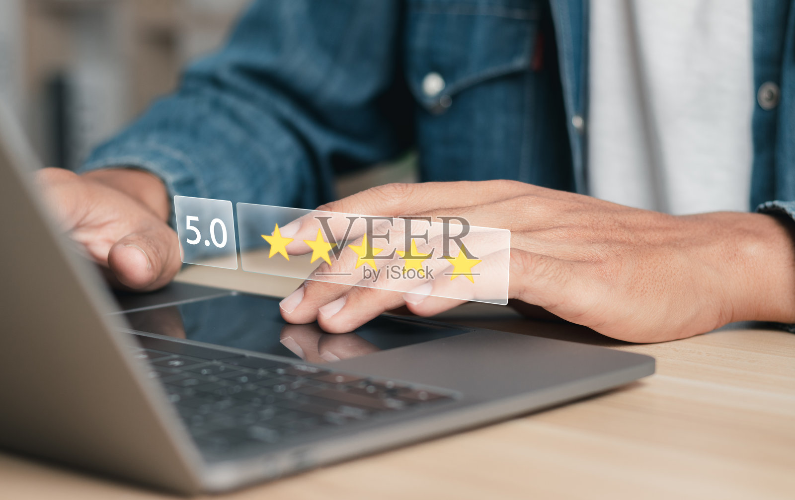 满意度调查概念。回顾客户质量评估。用户在网上对服务体验进行打分。5星评级。顾客评价，服务到企业信誉排名。照片摄影图片