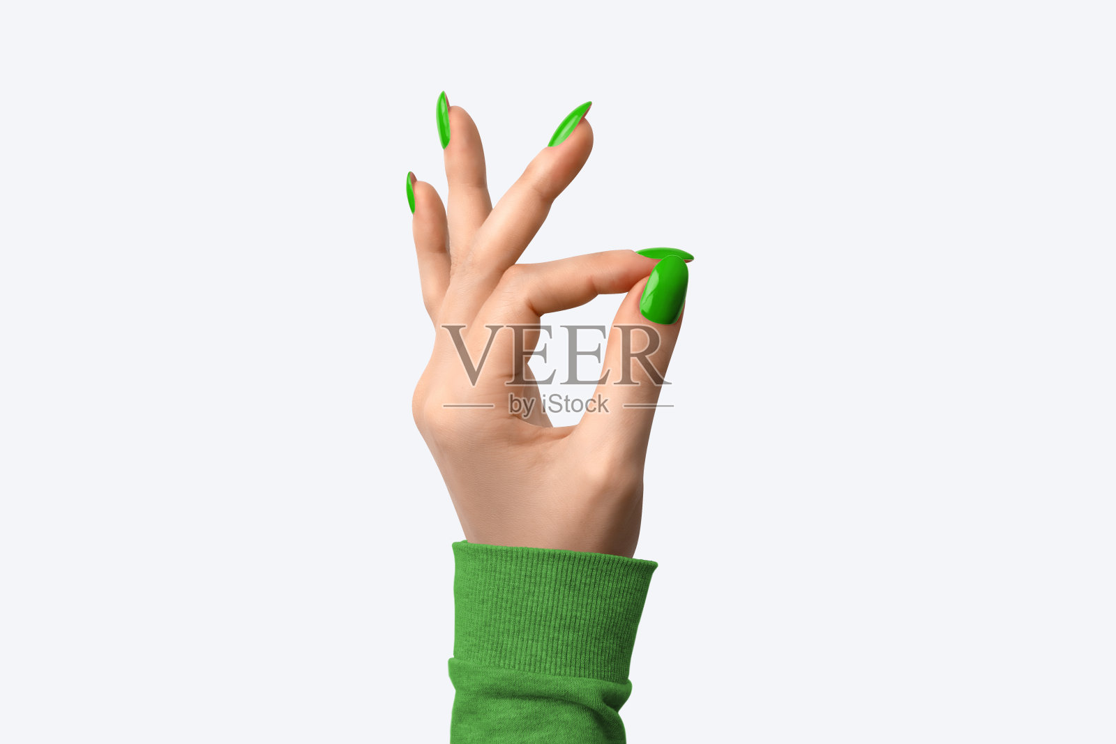 一个年轻女子的手特写，指甲上的绿色美甲对白色背景照片摄影图片