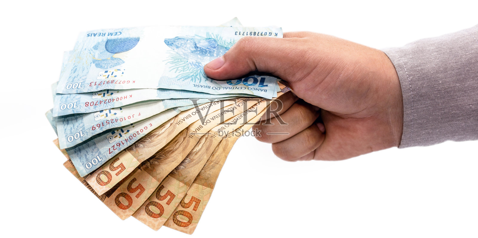 手在孤立的白色背景提供巴西货币，一百五十雷亚尔钞票，巴西经济。照片摄影图片