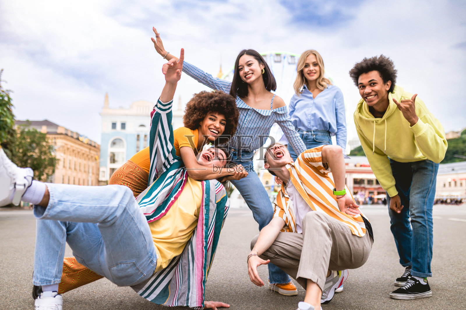 一群多民族的年轻朋友在一起玩照片摄影图片