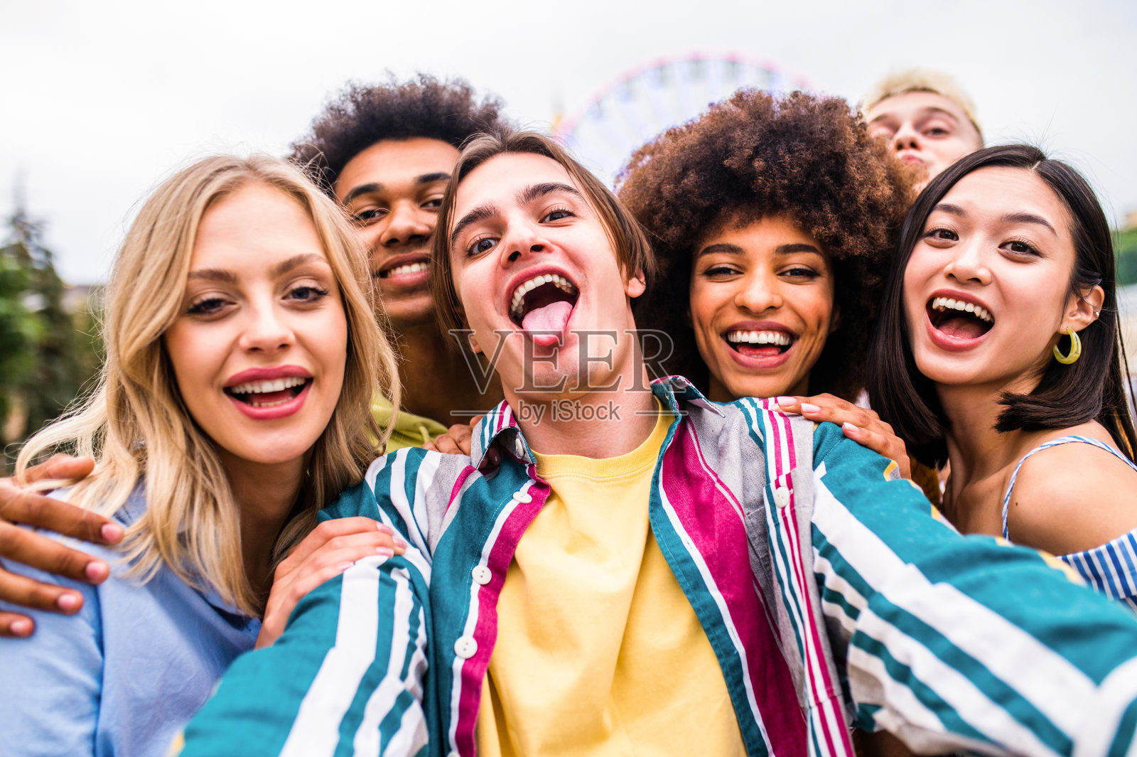 一群多民族的年轻朋友在一起玩照片摄影图片