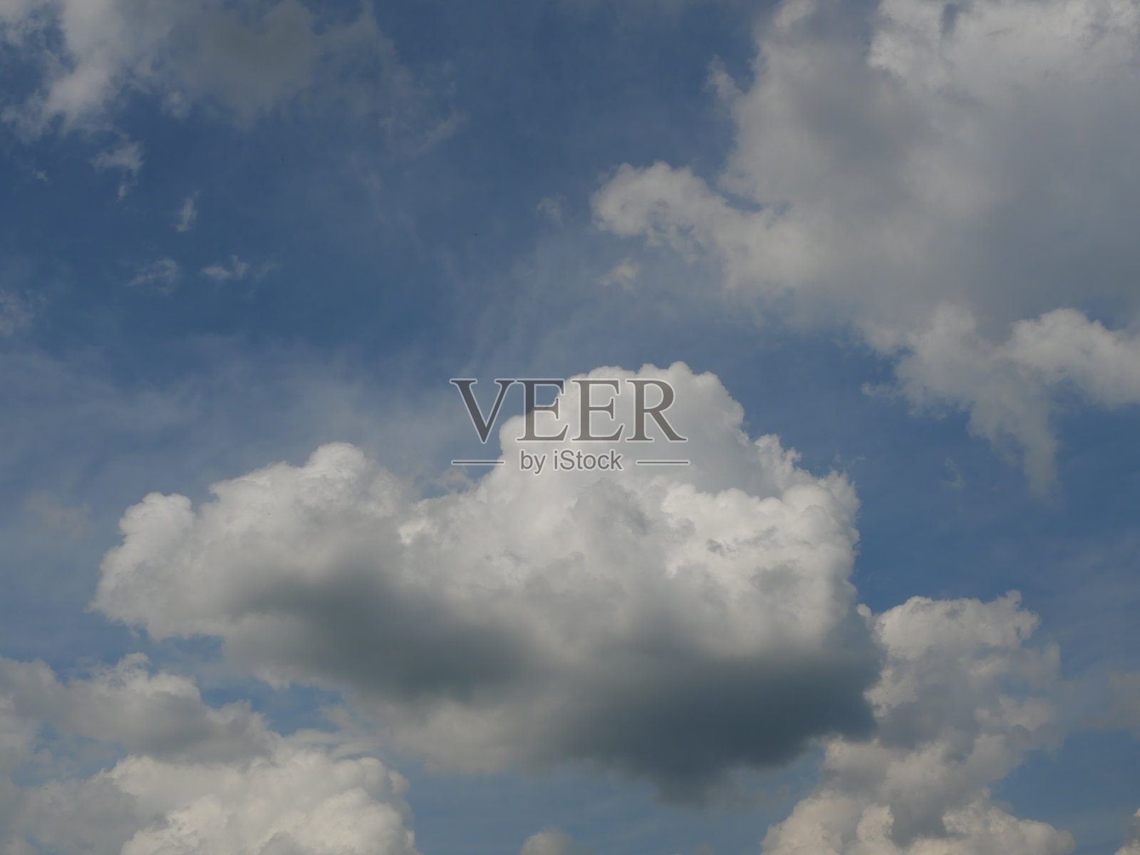 积云在阳光下美丽的蓝天上照片摄影图片