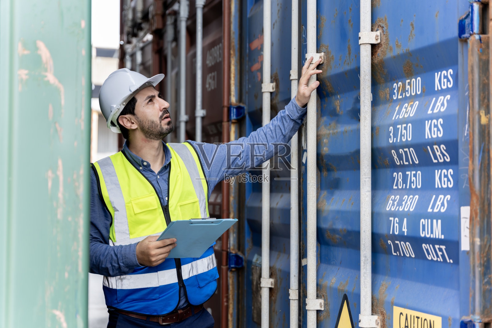 男性工程师在集装箱运输公司咨询检查订单的集装箱负责照片摄影图片