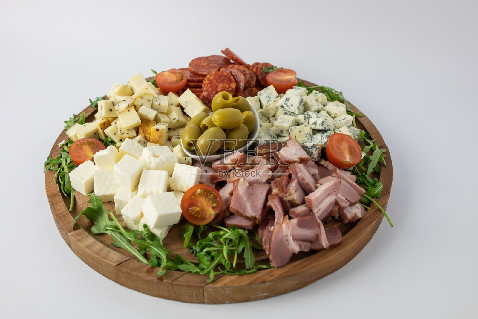 近距离的木盘奶酪和腌肉照片摄影图片