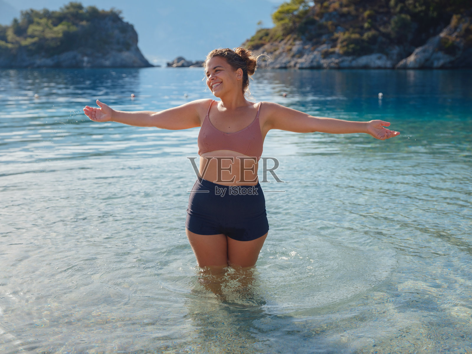 快乐的女人享受海滩照片摄影图片