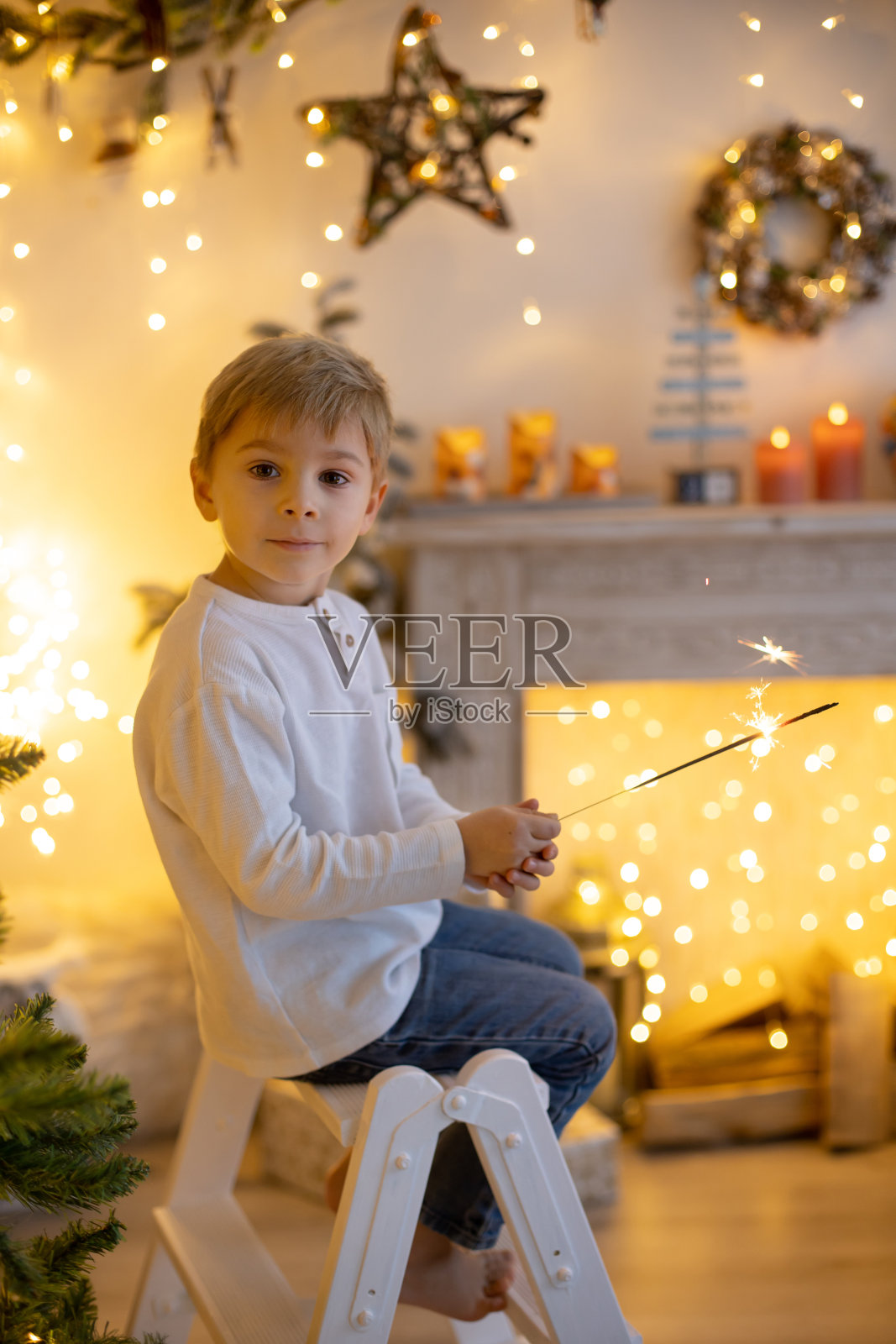 可爱的学龄前儿童，金发男孩和宠物狗，在装饰圣诞房间玩照片摄影图片